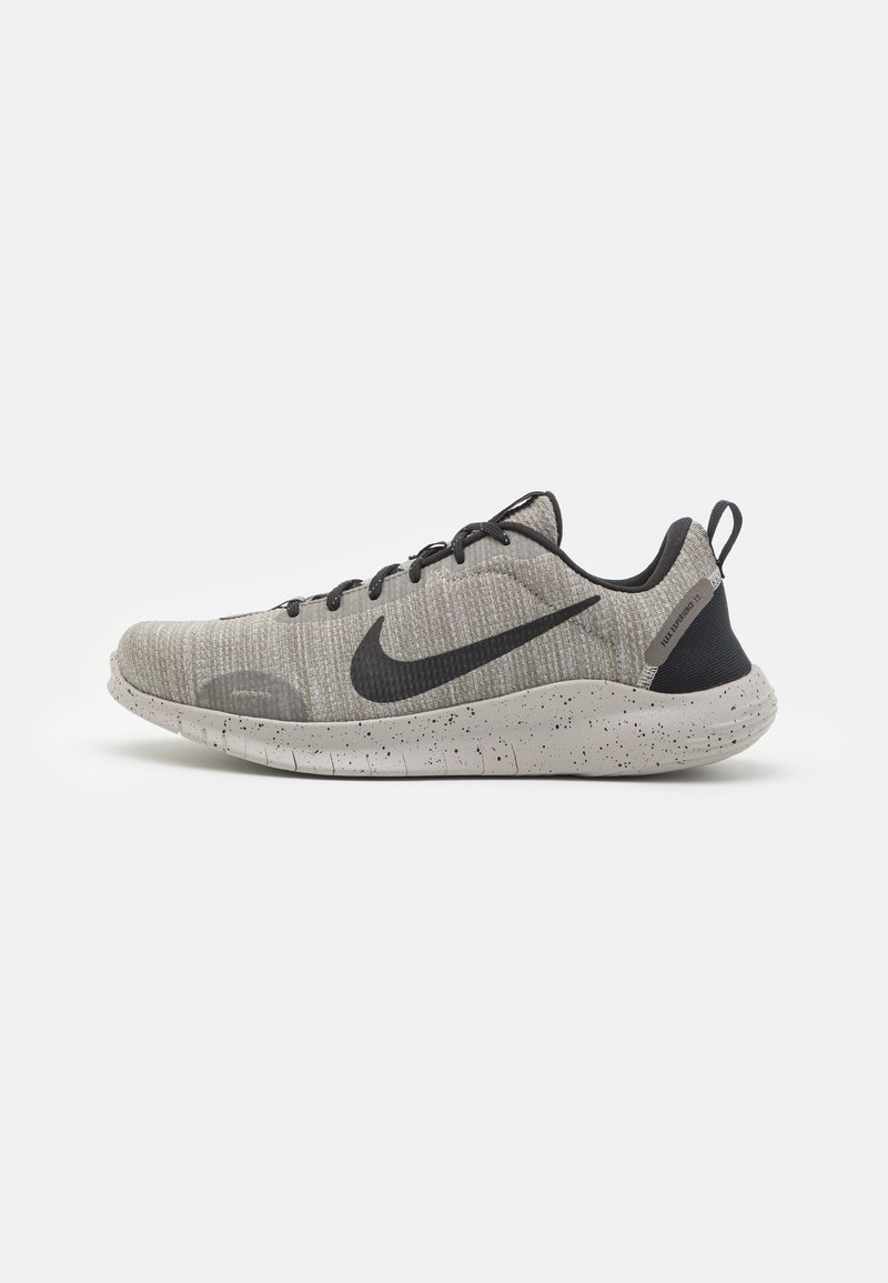 Nike Performance - FLEX EXPERIENCE RN 12 - Pantofi alergare competiție - light iron ore/black/flat pewter, Extindeți