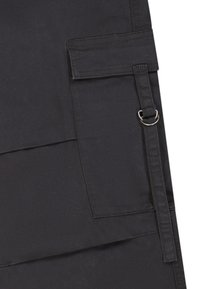 Zwarte cargobroek met een klepzak, verstelbare riem met metalen ring en een gladde stoftextuur. Minimalistisch ontwerp met functionele details.