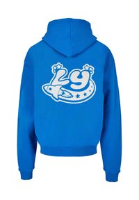 Kék kapucnis pulóver, amelyen a hátsó részen egy nagy, fehér grafikán található a "LY" felirat, egy rakéta és csillagok. Puha anyag, texturált felülettel.