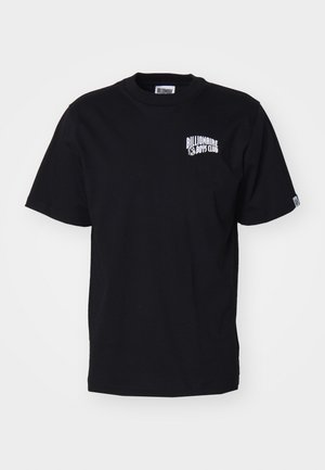 Schwarzes Baumwoll-T-Shirt mit Rundhalsausschnitt und kurzen Ärmeln. Verfügt über ein weißes gedrucktes Logo im linken Brustbereich. Einfaches Design, normale Passform.