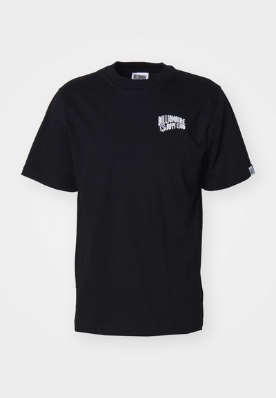 Melnas kokvilnas t-krekls ar apaļu kakla izgriezumu un īsām piedurknēm. Uz kreisā krūšu laukuma ir balta izdrukāta logo. Vienkāršs dizains, standarta piegriezums.