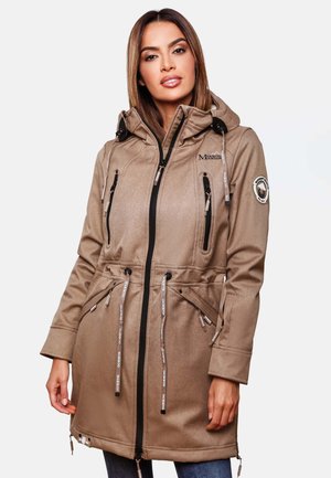 Cappotto impermeabile beige con cappuccio, chiusura frontale con zip, cordini regolabili e tasche laterali. Presenta dettagli in zip nera e loghi.