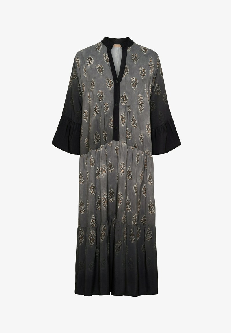 Grå kjole med sorte detaljer, der har en knappet placket, en V-halskrave, trekvartærmer og en lagdelt nederdel med bladmønstre.