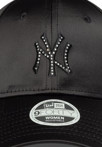 Fekete, állítható női baseball sapka, cirkónia kövekkel díszített "NY" logóval és New Era 9FORTY címkével a karimán.