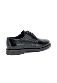 Scarpa da uomo in pelle nera con finitura liscia, punta arrotondata e design semplice con lacci; presenta una suola in gomma bassa e resistente.