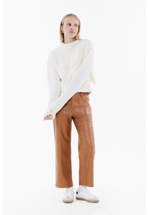 JUDY WIDE  - Trousers -  cognac