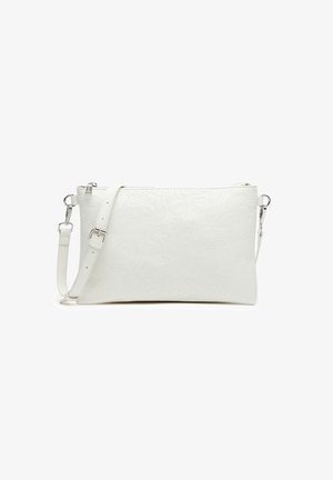 Bolso bandolera blanco de cuero en relieve con patrones florales, forma rectangular, correa ajustable y cierre superior con cremallera.