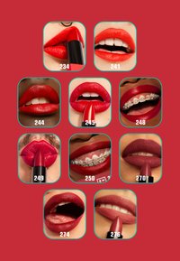 Een raster van negen close-up afbeeldingen van verschillende rode lipsticks op lippen met uiteenlopende vormen, texturen en afwerkingen tegen een rode achtergrond.