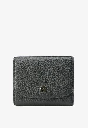 Portefeuille en cuir noir à surface texturée, avec un rabat avant et un accent métallique en forme de lettre. Design compact.