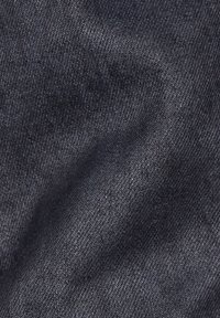 Mörkt jeans tyg med en slät textur och subtil lyster. Har en twill-vävning synlig i trådarna, vilket skapar ett något spräckligt utseende.