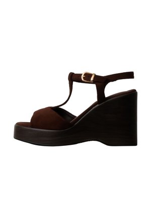 Sandale compensée en daim marron avec bride en T et boucle dorée, avec un talon haut en bois platform et un design à bout ouvert.