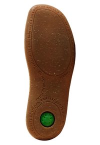 Hnědá gumová podrážka s texturovaným povrchem, se zelenou žábou ve tvaru akcentu ve středu a reliéfním textem podél okraje.