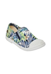 Zapatilla sin cordones con un patrón de hojas tropicales en verde, azul y blanco. Presenta una suela de goma blanca y sin hardware visible. Parte superior de tejido texturizado.