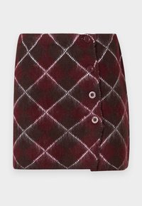 Πλεκτή φούστα σε μπορντό και καφέ με διαμάντι μοτίβο. Διαθέτει τρία κουμπιά στο μπροστινό μέρος και υφή κατά μήκος της άκρης.