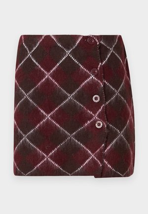 Strickrock in Burgunderrot und Braun mit Diamantmuster. Verfügt über drei vordere Knöpfe und eine strukturierte Kante.