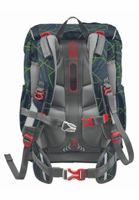 Rucksack mit einem dunkelblauen und grünen geometrischen Muster, gepolsterten grauen Riemen, roten Akzenten und verstellbaren Schnallen. Strukturierte Oberfläche.