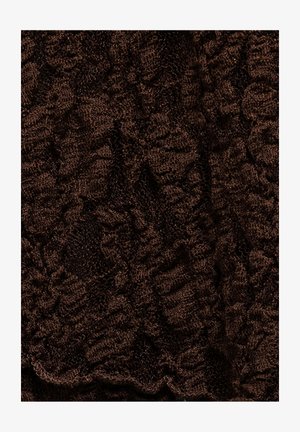 Tejido marrón texturizado con un patrón arrugado, que presenta una superficie suave y esponjosa y diferentes profundidades, adecuado para prendas de vestir o textiles para el hogar.