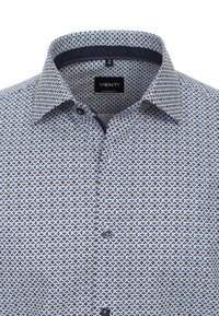 Gemustertes Venti-Hemd in Marineblau und Weiß, mit geometrischem Design, Kentkragen und schwarzen Knöpfen. Modern Fit-Label innen.