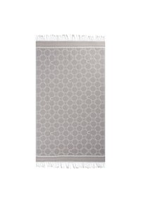 Grijze geweven dekens met een intricaat wit geometrisch patroon. Afgewerkt met franjes en gestreepte accenten aan de randen.