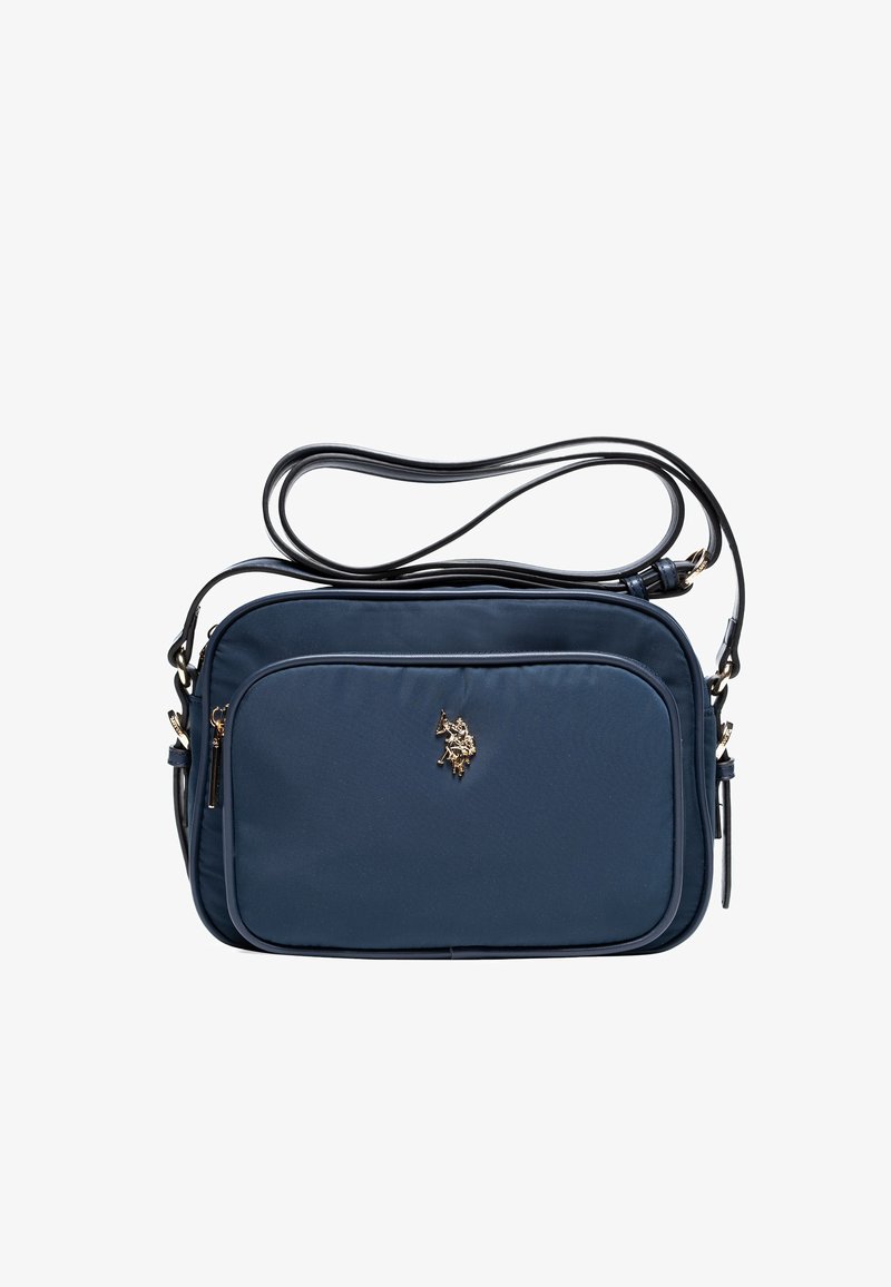 Bolso cruzado de nailon azul marino con un logo dorado, textura suave, correa ajustable negra, bolsillo exterior y cierre de cremallera.