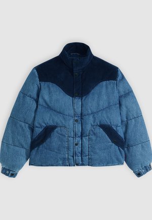Jachetă de denim căptușită cu un guler din catifea albastră închisă, țesături albastre în contrast, închidere cu capse și buzunare laterale. Textură matlasată pe toată suprafața.