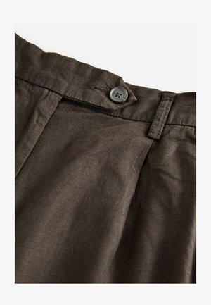 Pantaloni in lino marrone scuro con chiusura a bottone, pieghe frontali e una texture liscia. Cuciture visibili attorno alla vita e al bottone.