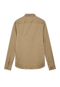Beige langærmet skjorte med krave, glat tekstur, knaplukning ved håndleddene og en buet kant. Har et lige design bagpå og minimal udsmykning.