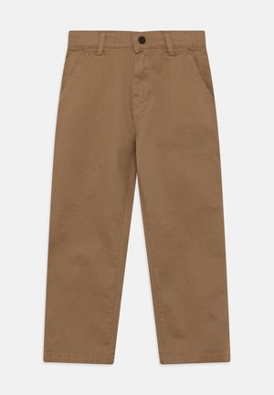 Smeđe pamučne hlače ravnog kroja, s kopčanjem na gumb, dva prednja džepa i glatkom teksturom.