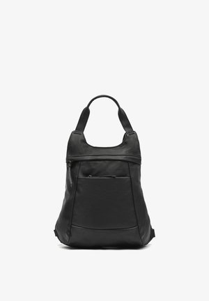 Zwarte leren rugzak met voorvak met rits en enkele bovenste handgreep, getoond tegen een witte achtergrond.