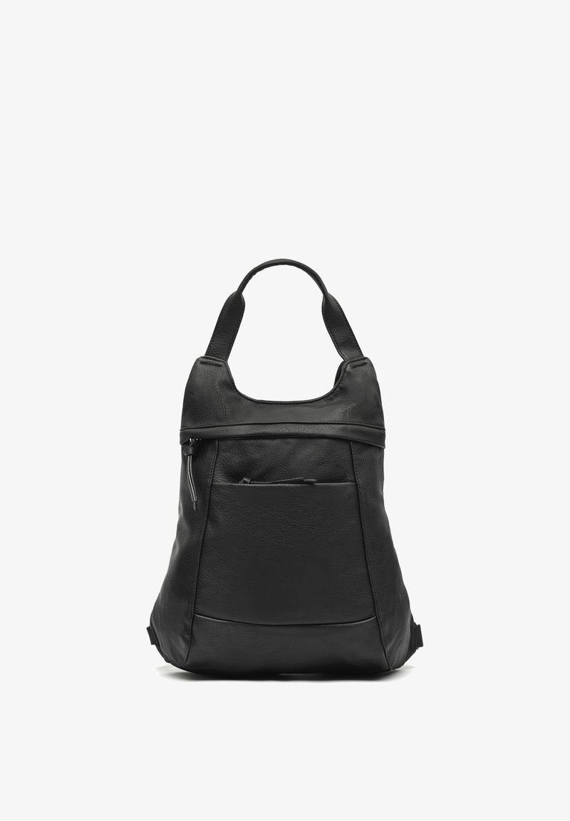 Černý kožený batoh s přední kapsou na zip a jedním horním uchem, zobrazený na bílém pozadí.