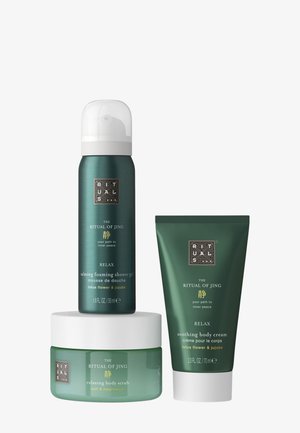 Tre kosmetiske produkter fra Rituals. Grønn emballasje; en sprayflaske, en tube og et glass. Etikettene har hvit tekst og dekorative mønstre.