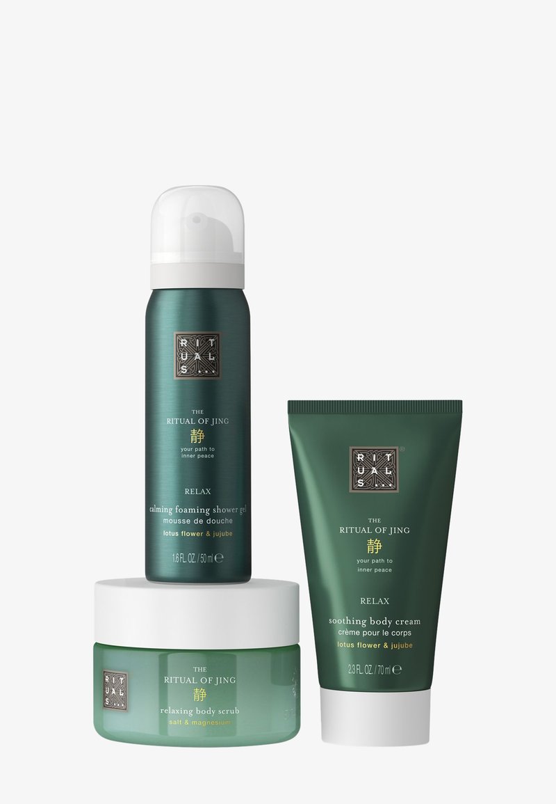 Tre kosmetiske produkter fra Rituals. Grønt emballage; en sprayflaske, en tube og en krukke. Etiketterne har hvid tekst og dekorative mønstre.