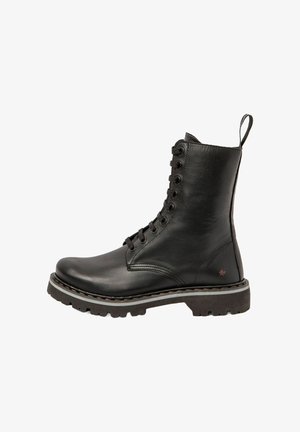 Bota de cuero negro hasta el tobillo con puntera redonda, 12 ojetes de cordones, superficie texturizada y suela de goma con detalle de costura contrastante.