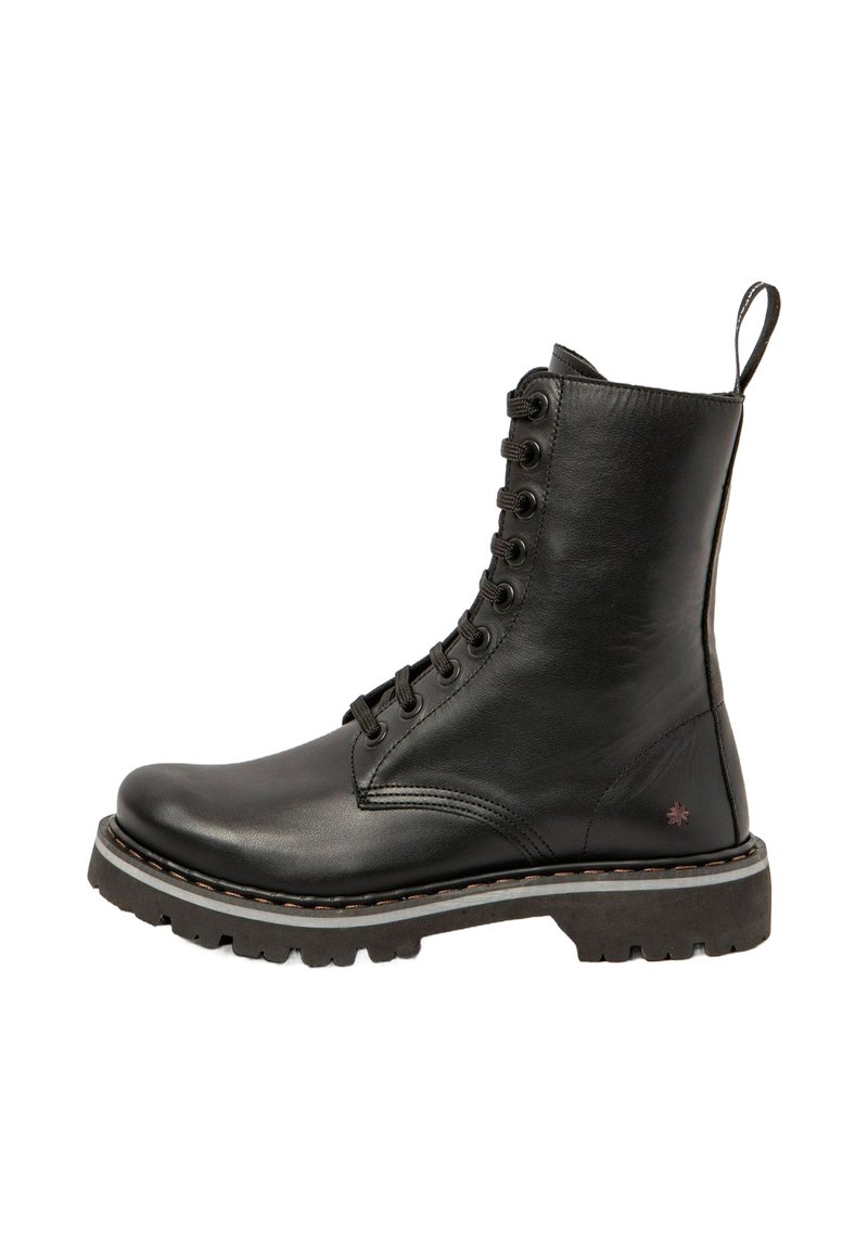 Botte chelsea en cuir noir avec un bout rond, 12 œillets de laçage, une surface texturée et une semelle en caoutchouc avec un motif de couture contrastant.