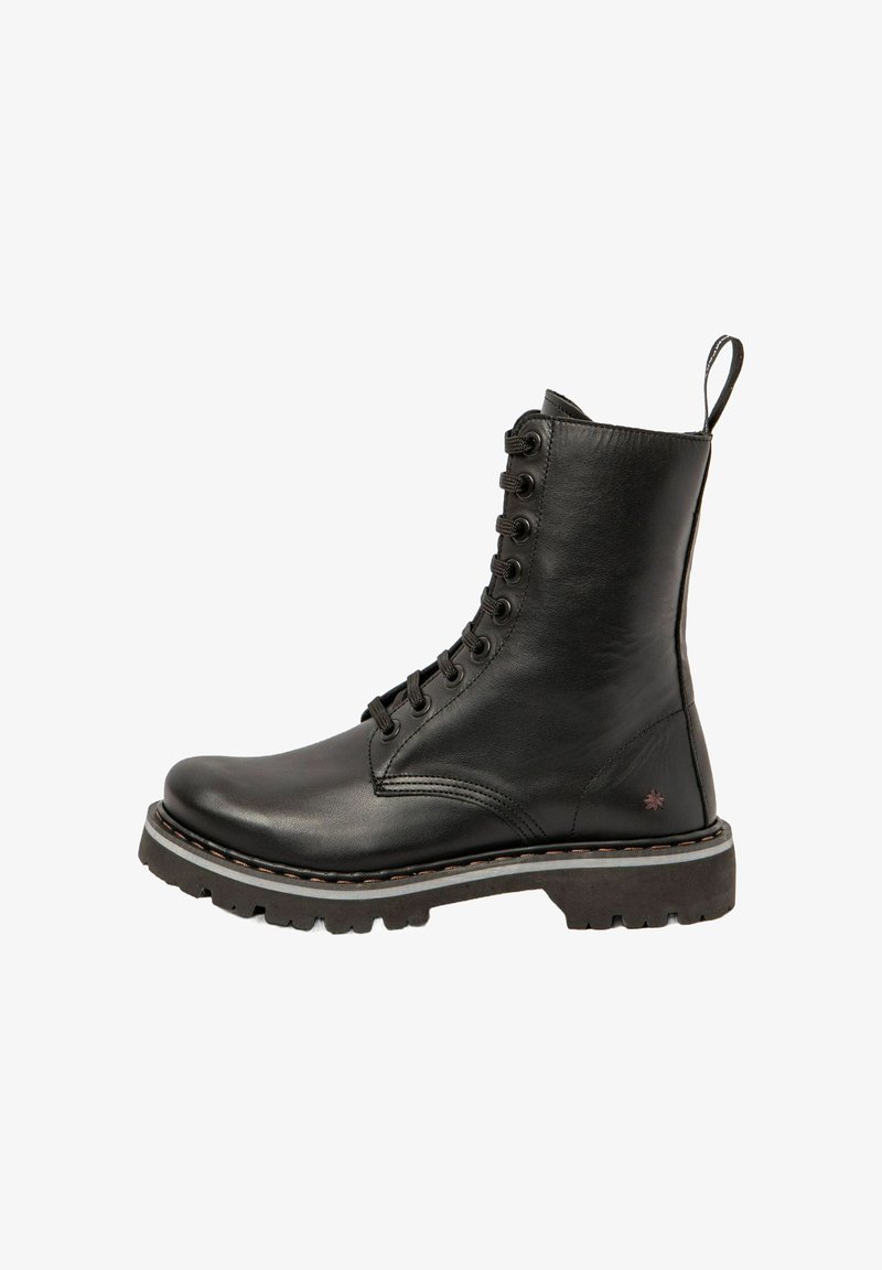 Botte chelsea en cuir noir avec un bout rond, 12 œillets de laçage, une surface texturée et une semelle en caoutchouc avec un motif de couture contrastant.