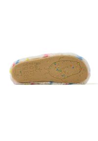 Zapatilla de casa difusa con una parte superior blanca suave y acentos coloridos de tie-dye. Presenta una suela de goma texturizada color marrón con patrones divertidos y una marca.