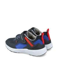 Zapatillas deportivas con parte superior en azul marino y acentos en azul y rojo, con una correa de gancho y bucle y una suela blanca acolchada para mayor comodidad.
