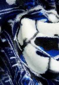 Fleece-Decke mit einem wirbelnden Muster in Dunkelblau, Weiß und Schwarz, mit einer weichen, plüschigen Textur und glatter Oberfläche.
