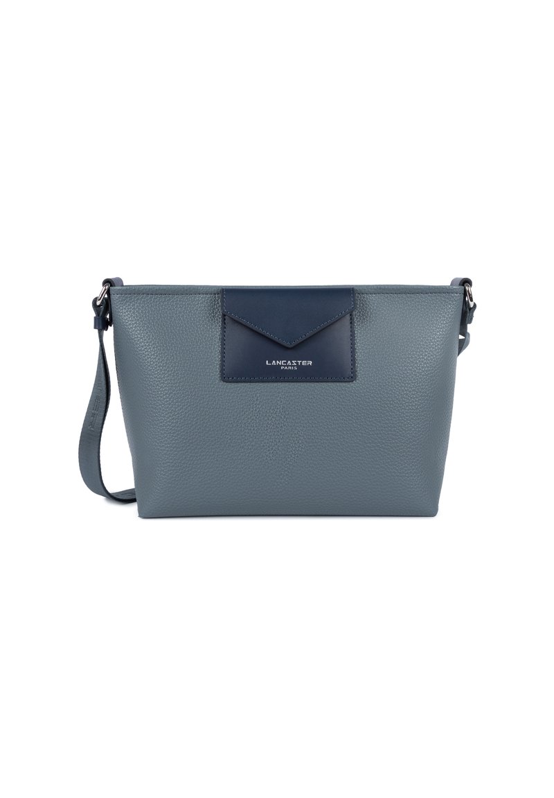 Borsa a tracolla in pelle grigia con finitura testurizzata, caratterizzata da un cappuccio accentato in blu navy e hardware in argento. Include una tracolla regolabile.