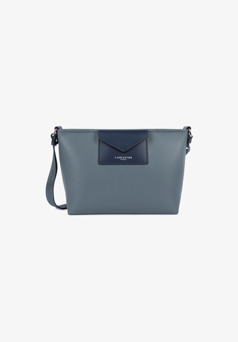 Borsa a tracolla in pelle grigia con finitura testurizzata, caratterizzata da un cappuccio accentato in blu navy e hardware in argento. Include una tracolla regolabile.