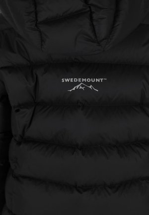 Crna prošivena jakna s logotipom "Swedemount" i grafikom planine na području prsa.