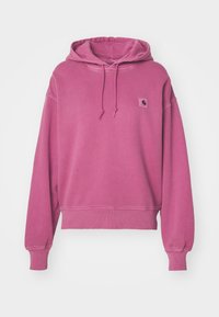 Felpa con cappuccio rosa realizzata in tessuto morbido, dotata di tasca a marsupio, cappuccio con cordino e una piccola patch con logo sul petto.