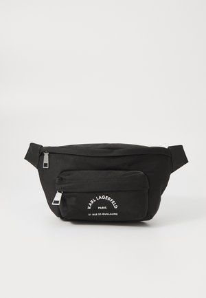 Schwarze Nylon-Gürteltasche mit zwei Reißverschlussfächern, Logo-Details in Weiß, verstellbarem Gurt und einem schlanken Design.