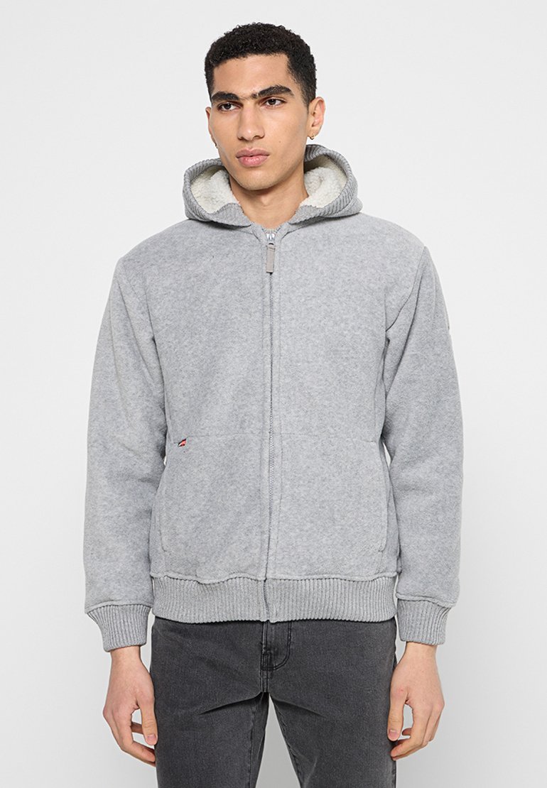 Grijze hoodie met ritssluiting, gevoerde capuchon met fleece en geribbelde boorden. Heeft een klein logo aan de linkerkant en een zachte, gestructureerde stof.