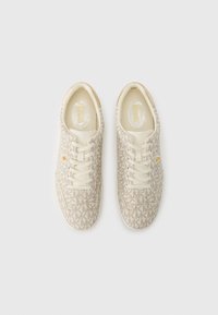 Αθλητικά παπούτσια μπεζ με σχέδιο, άνω μέρος από υφασμάτινο υλικό με υφή, κλείσιμο με κορδόνια και χρυσή διακόσμηση λογότυπου. Λαστιχένια σόλα για κράτημα και ανθεκτικότητα.