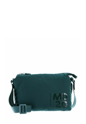 Sac bandoulière rectangulaire vert foncé avec bandoulière réglable, fermeture éclair et lettrage brillant "MD20" sur le devant.