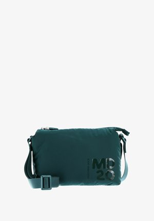 Sac bandoulière rectangulaire vert foncé avec bandoulière réglable, fermeture éclair et lettrage brillant "MD20" sur le devant.