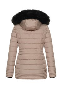 Beige pufferjack met een afneembare zwarte nepalpels capuchon, horizontaal gestikte patroon, elastische taille en merkembleem aan de zijkant.