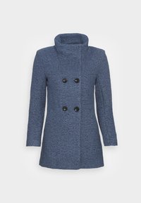Dvouřadý kabát z modré texturované látky, s vysokým límcem a dvěma velkými černými knoflíky vpředu, s dlouhými rukávy.