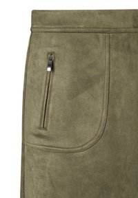 Olivgrüner Rock aus weichem Wildledermaterial mit einer Reißverschlusstasche und genähten Details entlang der Kanten für zusätzliche Textur.